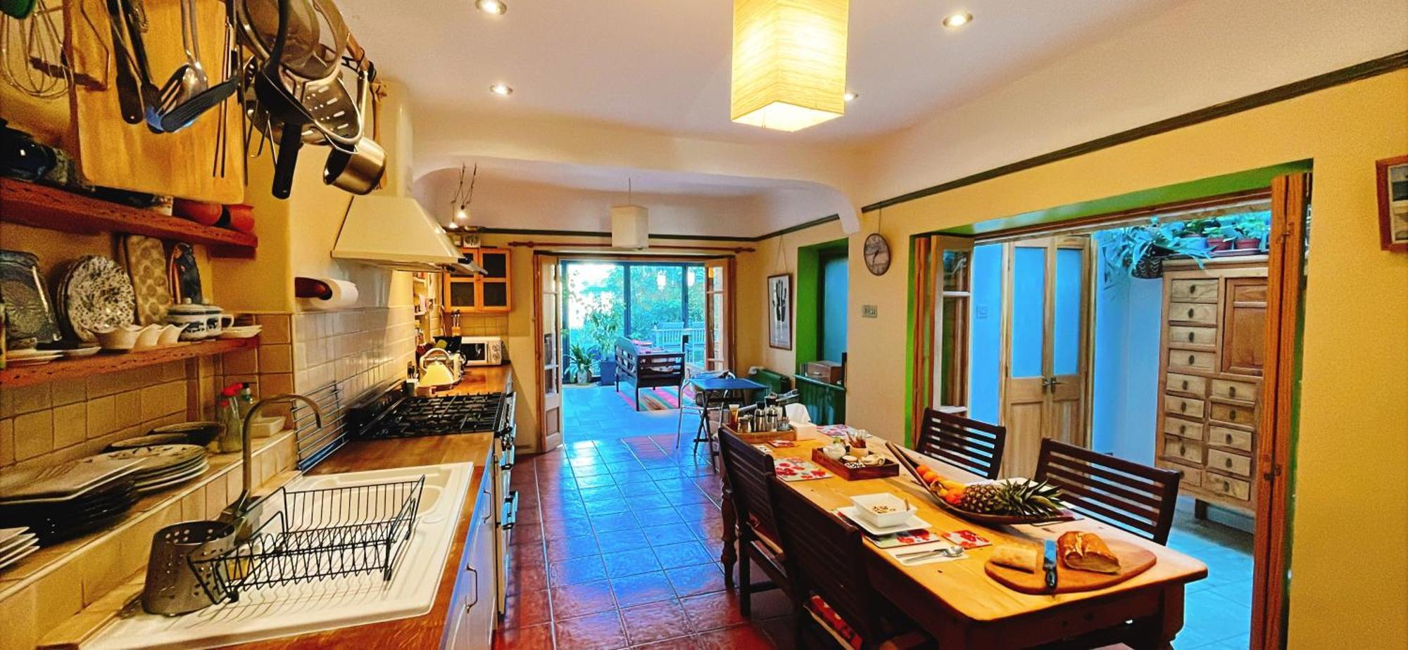Funky Urban Jungle Bed & Breakfast คาร์ดิฟฟ์ ภายนอก รูปภาพ